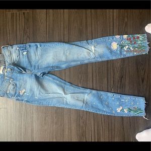 Super cute Zara denim with embroidery and distressed details.